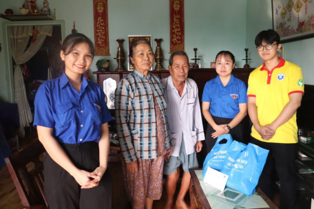Đoàn viên thanh niên xã Thạnh Tân phối hợp cùng Liên chi hội trường Đại học Quốc tế TP HCM thăm tặng quà cho các gia đình chính