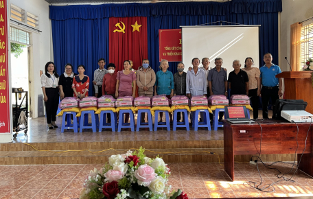 Lãnh đạo Đảng ủy - UBND xã tham dự và tặng quà cho các hộ gia đình là nạn nhân chất độc da cam trên địa bàn xã