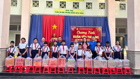 Đoàn thanh niên xã Thạnh Tân tặng quà cho các em học sinh có hoàn cảnh khó khăn