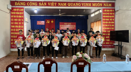 Ông Nguyền Chí Thái CT UBND kiêm CT HĐNVQS tặng quà cho thanh niên trong buỗi lễ phát lệnh gọi nhập ngũ 2024