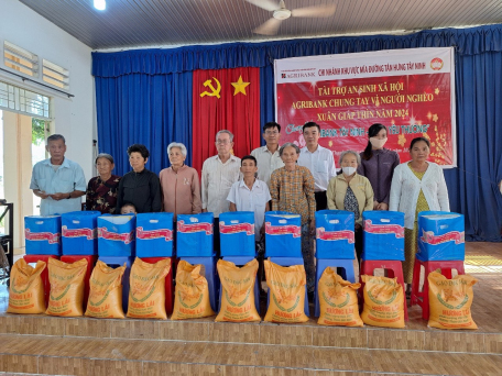 UBND Xã Thạnh Tân tặng quà cho hộ nghèo