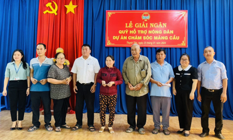 Hội Nông dân xã Thạnh Tân, thành phố Tây Ninh tổ chức giải ngân 501 triệu đồng từ Quỹ hỗ trợ nông dân xã cho 36 hội viên thực hiện dự án “Chăm sóc mãng cầu”