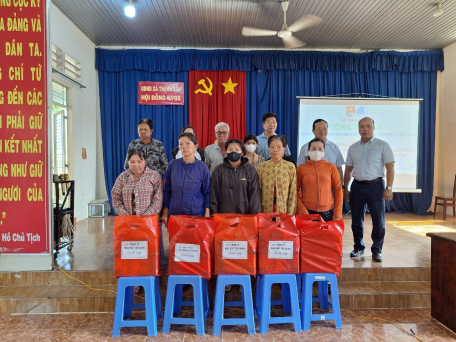 Lãnh đạo Đảng ủy HĐND- UBND, UB MTTQ Việt Nam xã tham dự lễ tặng quà cho các gia đình khó khăn trên địa bàn xã