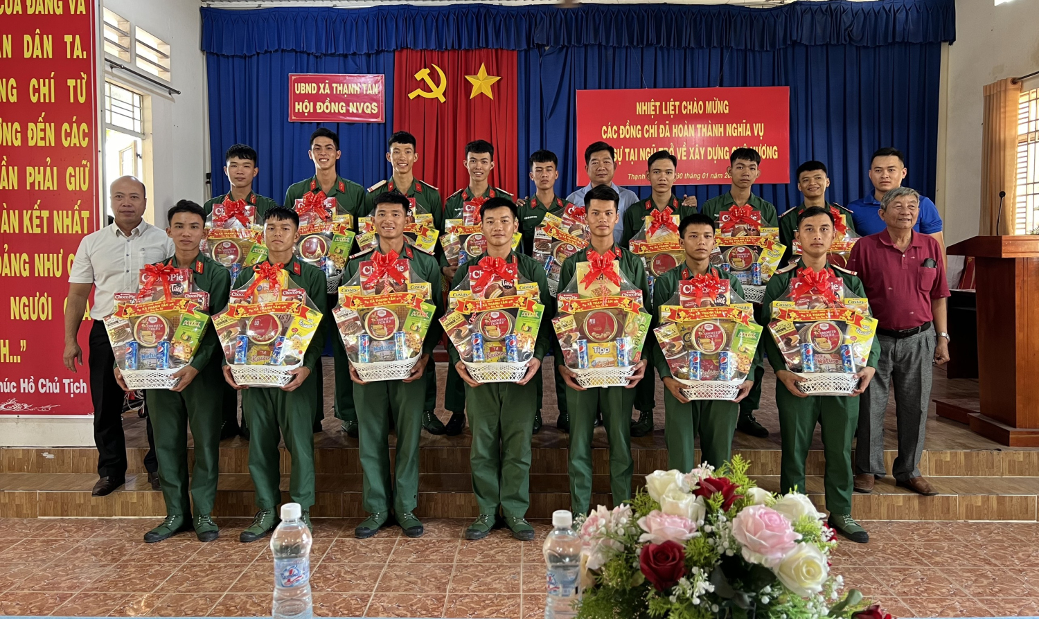 lãnh Đạo xã Thạnh Tân tặng quà chúc mừng quân nhân hoàn thành nghĩa vụ trở về địa phương