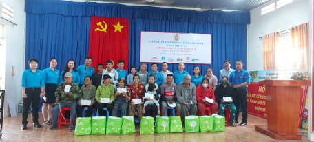Thạnh Tân - Chương trình "Lan tỏa yêu thương" trao tặng quà cho hộ có hoàn cảnh khó khăn, hộ cận nghèo, hộ người đồng bào dân tộc năm 2023