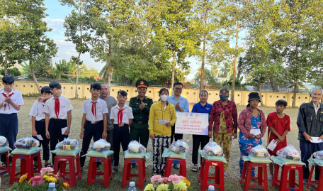 Xã Thạnh Tân: Tổ chức giải bóng đá thiện nguyện gây quỹ “tiếp bước chân em đến trường”