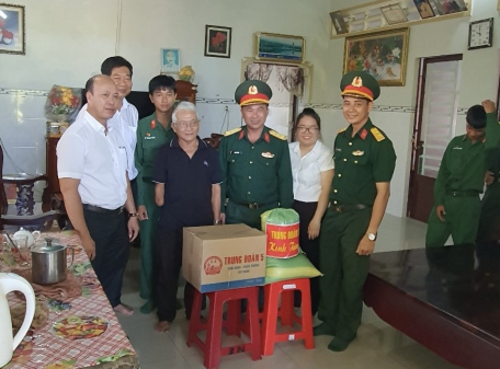 Lãnh đạo xã Thạnh Tân cùng lãnh đạo đơn vị trung đoàn 5, sư đoàn 5 thăm tặng quà cho gia đình chính sách