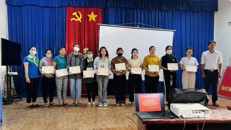 Xã Thạnh Tân: Bế giảng lớp dạy nghề trang điểm cho lao động nông thôn năm 2023