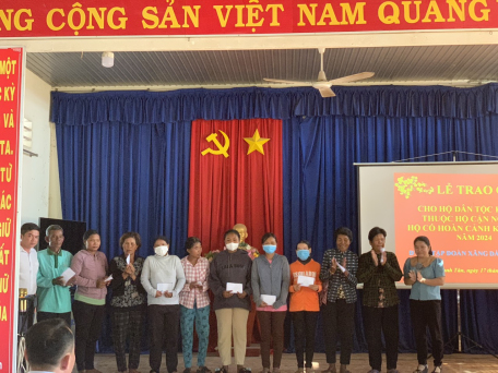 Đ/c Phạm Thị Kim Hoa UV  BTV Đảng ủy PCT HĐND xã đến dự và trao quà cho người dân tộc Khmer