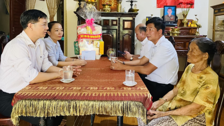 Bí thư Tỉnh uỷ Nguyễn Thành Tâm thăm, tặng quà tết các gia đình chính sách trên địa bàn xã Thạnh Tân