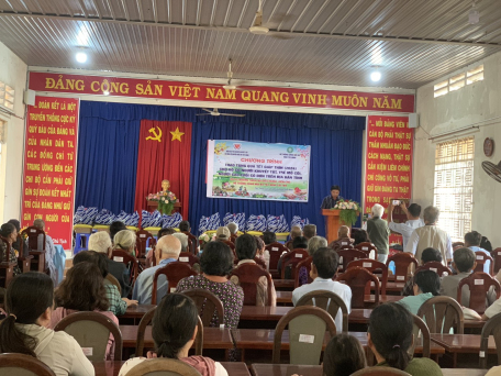 UBND xã Thạnh Tân tổ chức tặng quà Tết Nguyên Đán Giáp Thìn năm 2024 cho hộ nghèo.