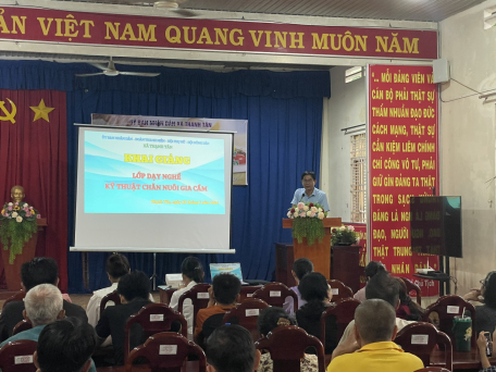 Khai giảng lớp dạy nghề kỹ thuật chăn nuôi gia cầm cho lao động nông thôn tại UBND xã Thạnh Tân năm 2024