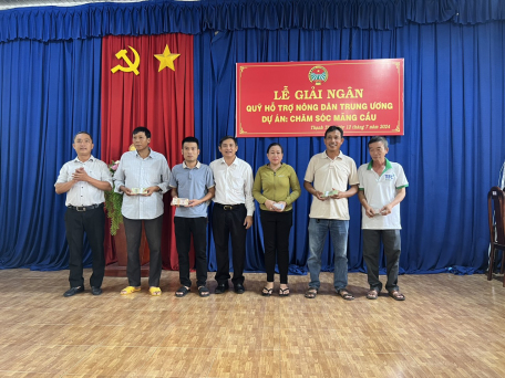 Hội Nông dân xã Thạnh Tân chức giải ngân quỹ hỗ trợ Nông dân thực hiện Dự án “Chăm sóc Mãng cầu” cho hội viên trên địa bàn xã.