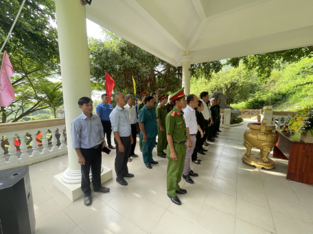 Xã Thạnh Tân tổ chức viếng nhà Bia tưởng niệm nhân dịp kỷ niệm 77 năm ngày Thương Binh Liệt Sĩ (27/7/1947-27/7/2024)