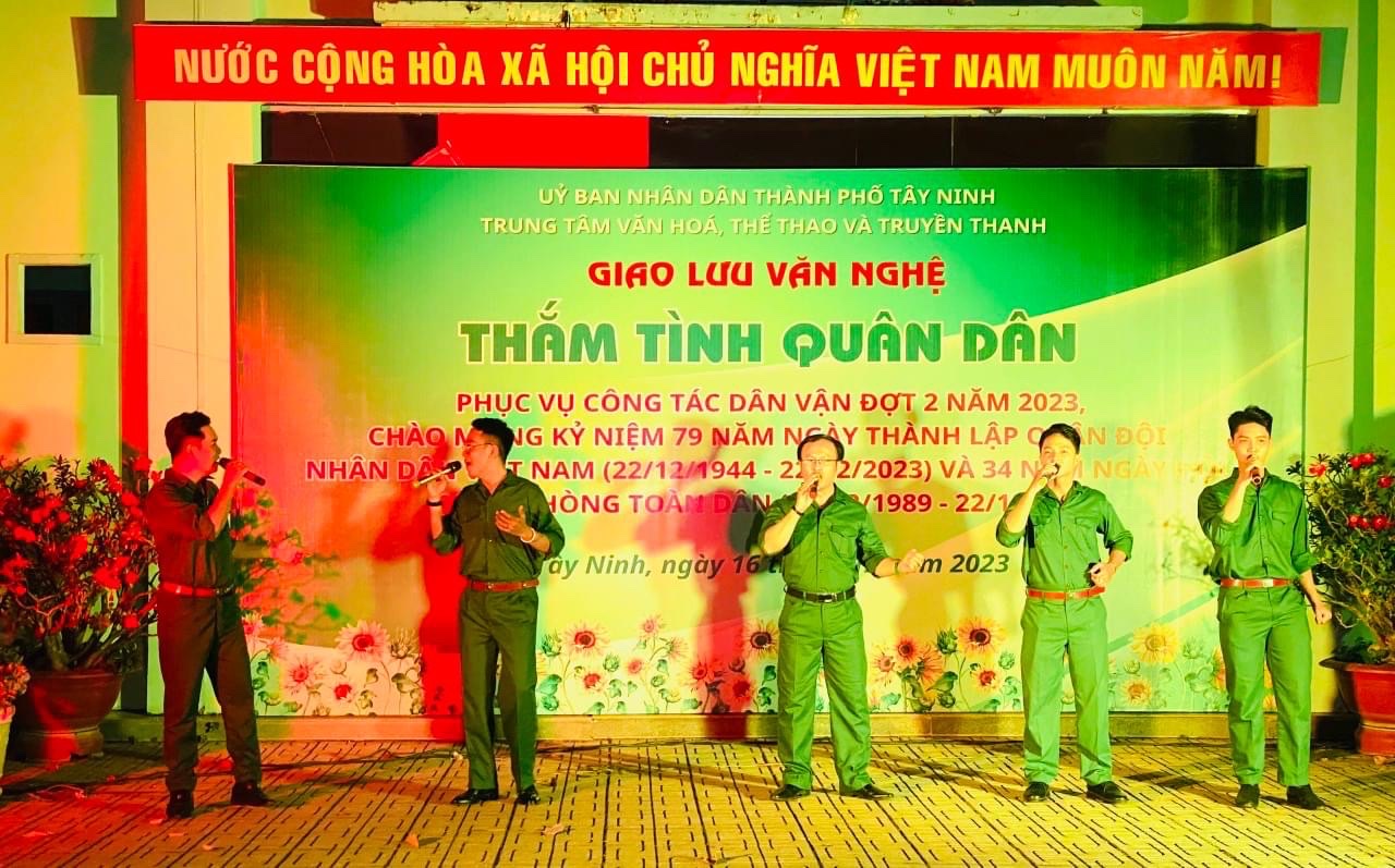 ẤM ÁP ĐÊM GIAO LƯU VĂN NGHỆ “THẮM TÌNH QUÂN DÂN