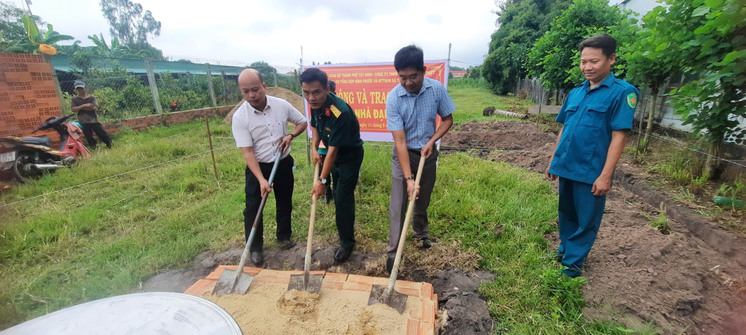 Lễ khởi công xây dựng nhà “Đại Đoàn kết Quân - dân” cho hộ có hoàn cảnh khó khăn.